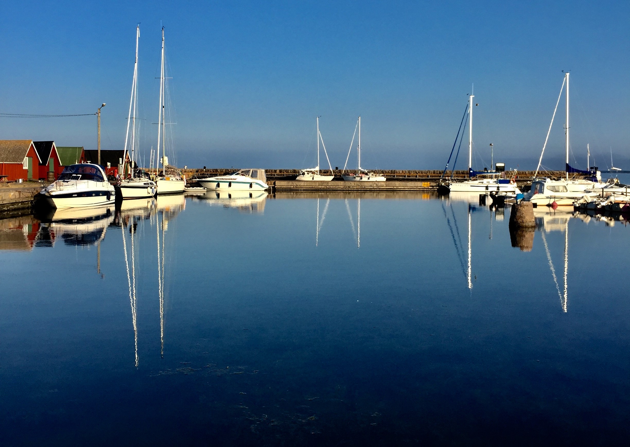 Vy över Stenshamns hamn med båtar